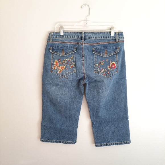 Leemo USA Butterfly Embroidered Capri Jeans - Picture 2 of 3